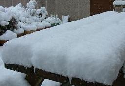 Click for larger image (1,500×1,024) Snow on picnic table now covers gaps.