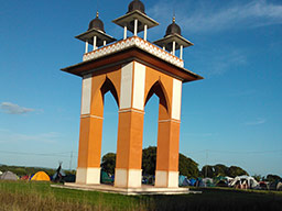 Totally obscure and rather large 4-pillar tower in the middle of our campsite. Complete with some Arabic script and topped by minarets.